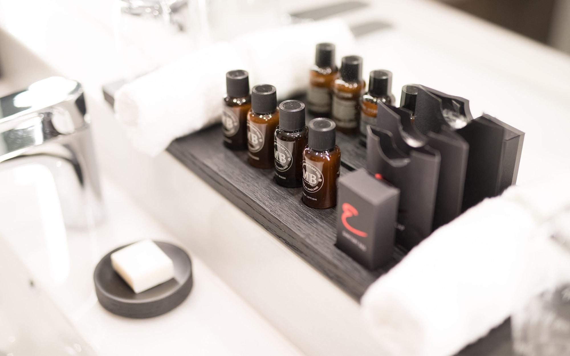Emporium Hotel South Bank Бризбейн Екстериор снимка A selection of toiletries in a hotel bathroom