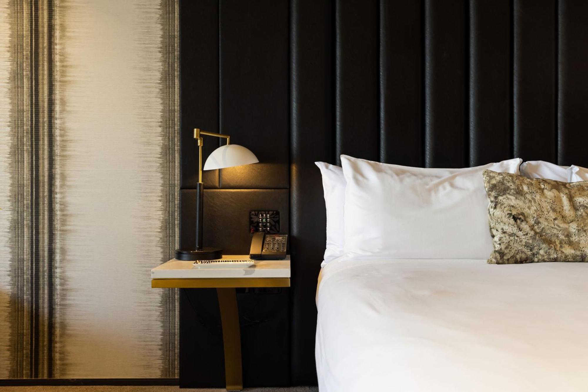 Emporium Hotel South Bank Бризбейн Екстериор снимка A bedroom at The Standard East Village