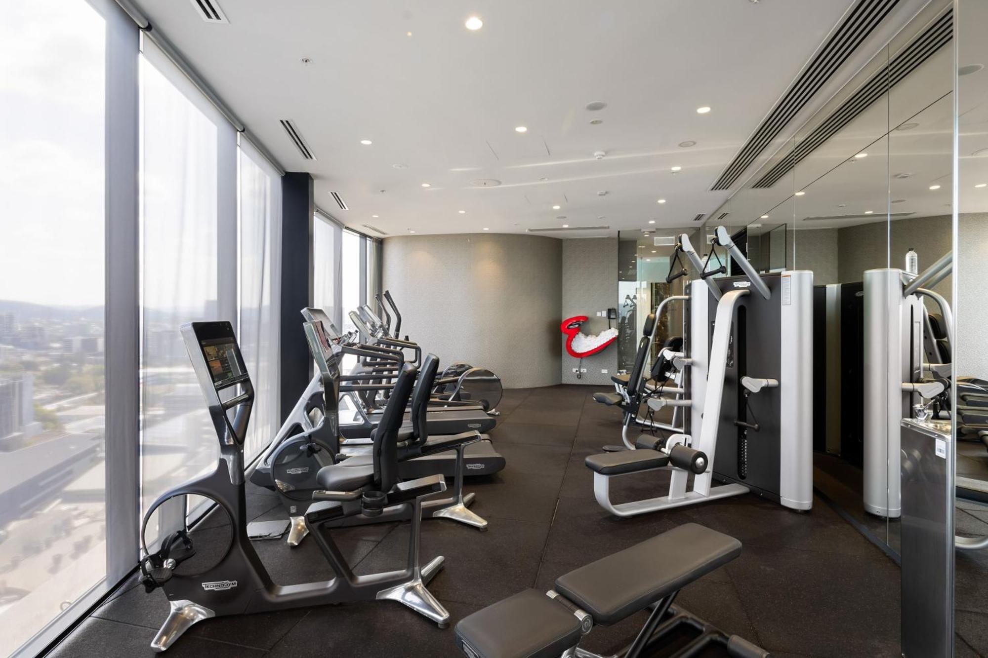 Emporium Hotel South Bank Бризбейн Екстериор снимка The gym at the 360° Club