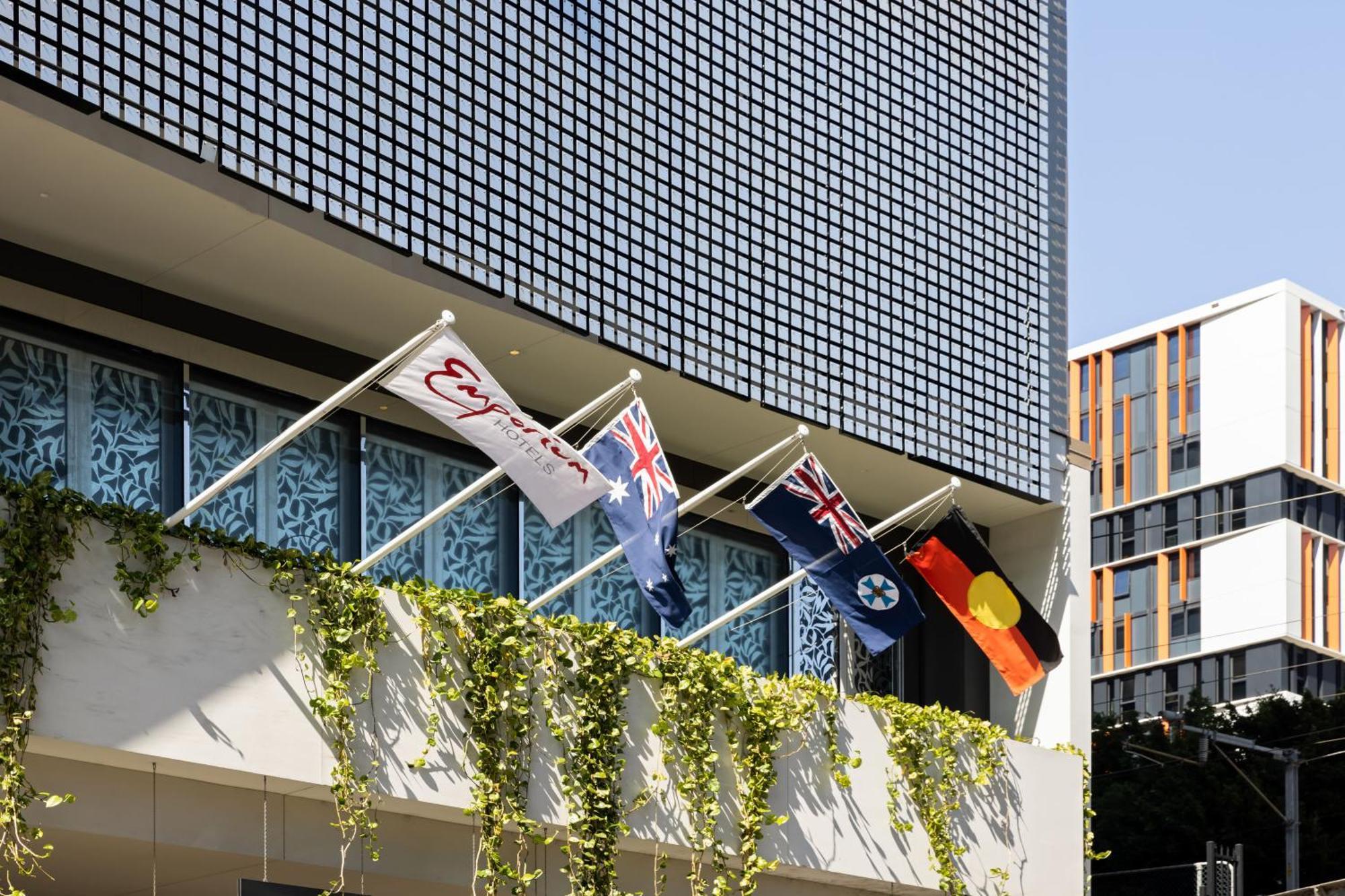 Emporium Hotel South Bank Бризбейн Екстериор снимка Flags at the Queensland University of Technology